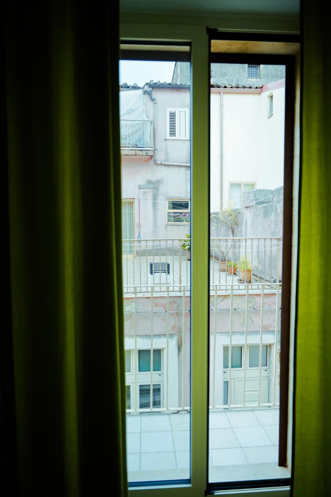 Alex Rooms راغوزا المظهر الخارجي الصورة